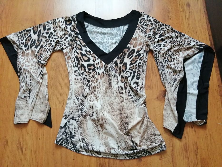 Дамска блуза с ефектни ръкави