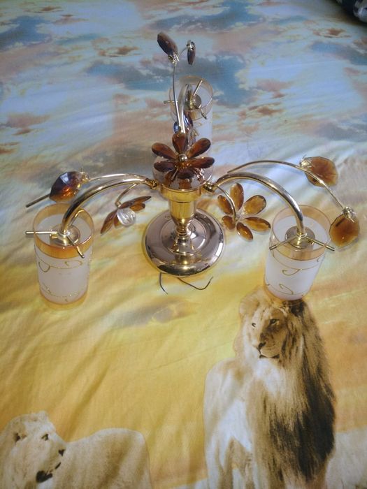 Люстра трехрожковая