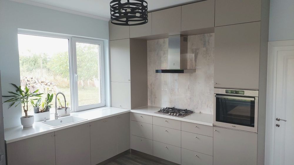 Casa și hala la 18 km de Oradea