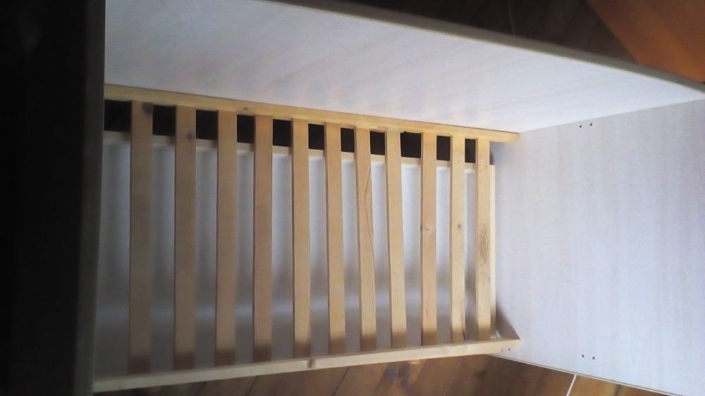 Подарява се дървено детско креватче