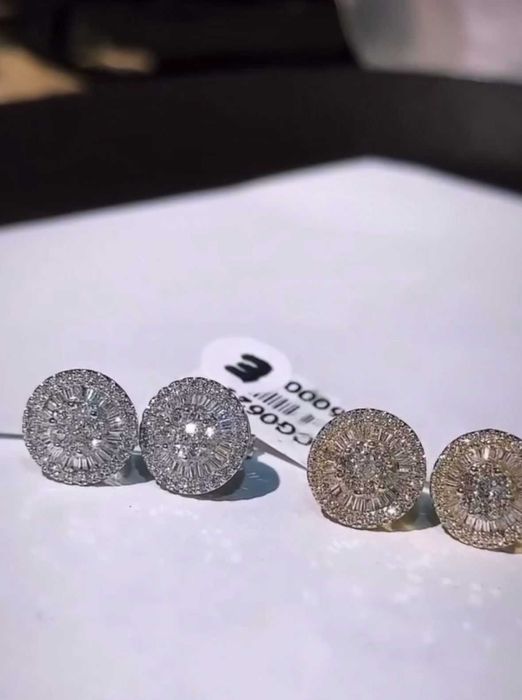 Ювелирный комплект из золота 750 пробы с бриллиантами: серьги и кольца