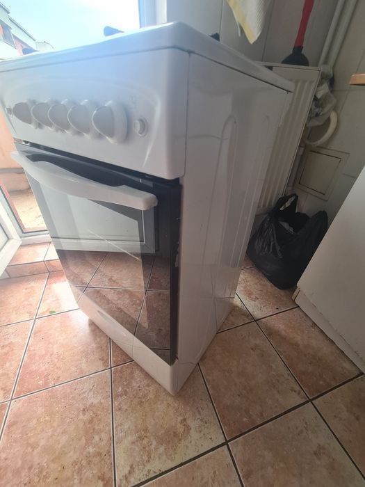 Vând un aragaz cu 4 ochiuri perfect funcțional