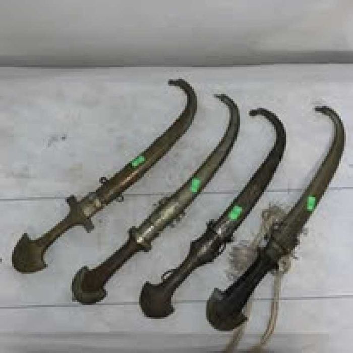 Cutit cu teaca din alama cu tenta arabeasca