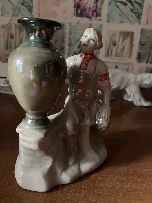 Фарфоровая фигурка.