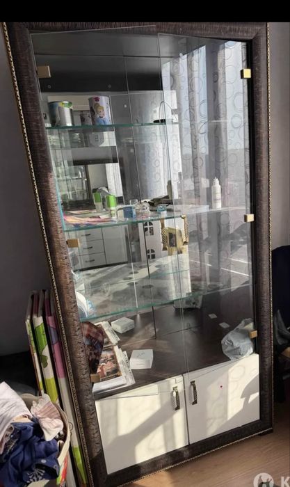 Комод и стеклянный шкаф