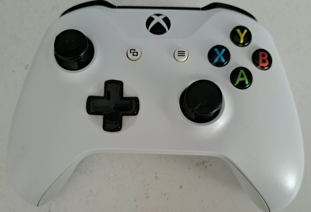 Vand Xbox One S cu jocuri.