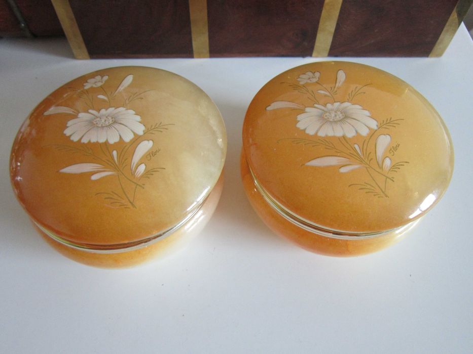 cadou rar  Caseta cutie alabastru natural pictat colectie Italia 1970