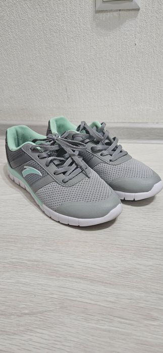 Продам кроссовки