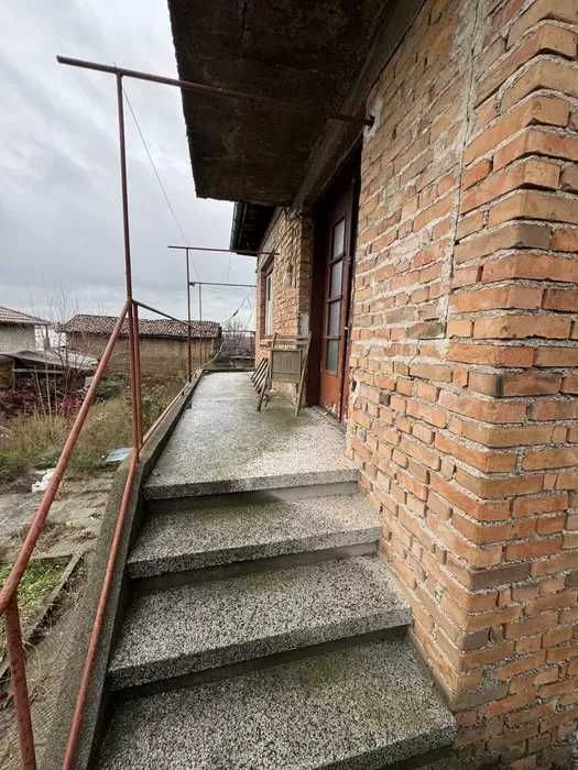 Двуетажна къща в Песнопой