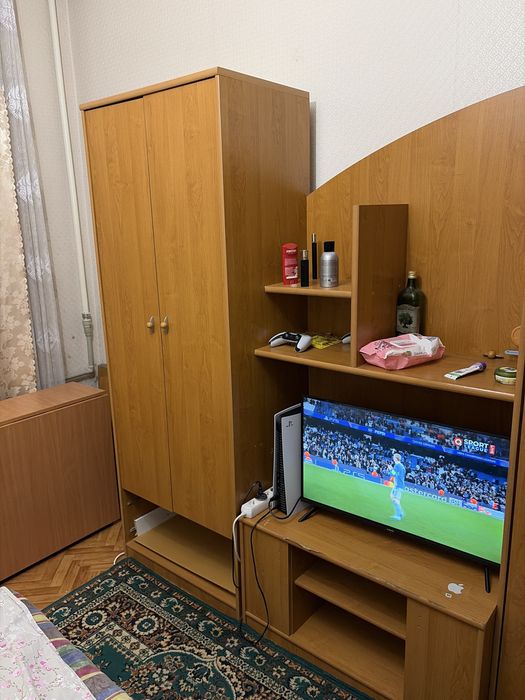Старый мебель и стол раскладной