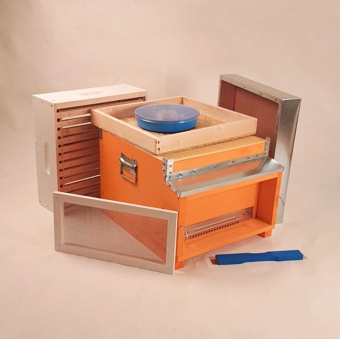 Stup complet cu balconas de 12 rame, Magazie, rame insarmate, hranitor