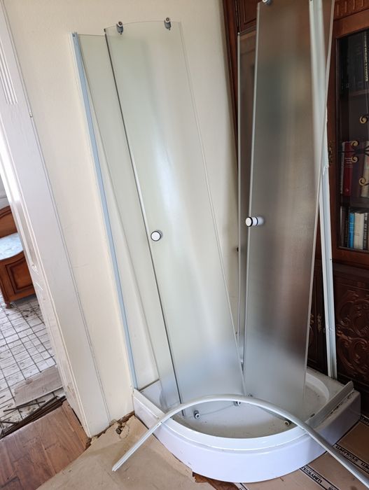 Cabina dus semirotunda cu cadita