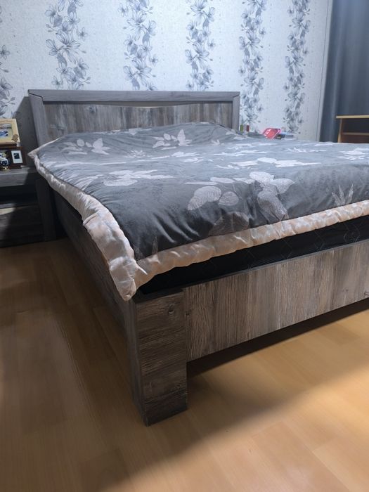 Двухспальная кровать без матраса
