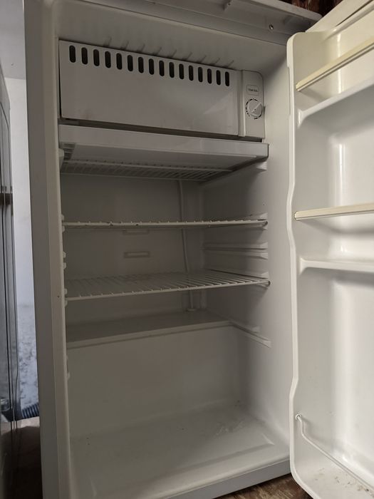 Бяла техника (хладилник, микровълнова и котлон).