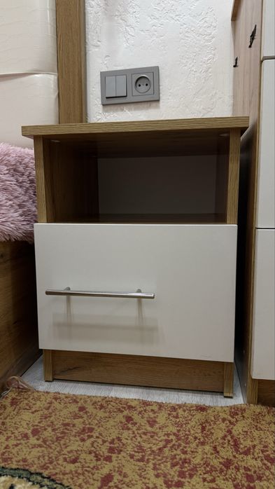 Продам кровать,комод и две тумбочки