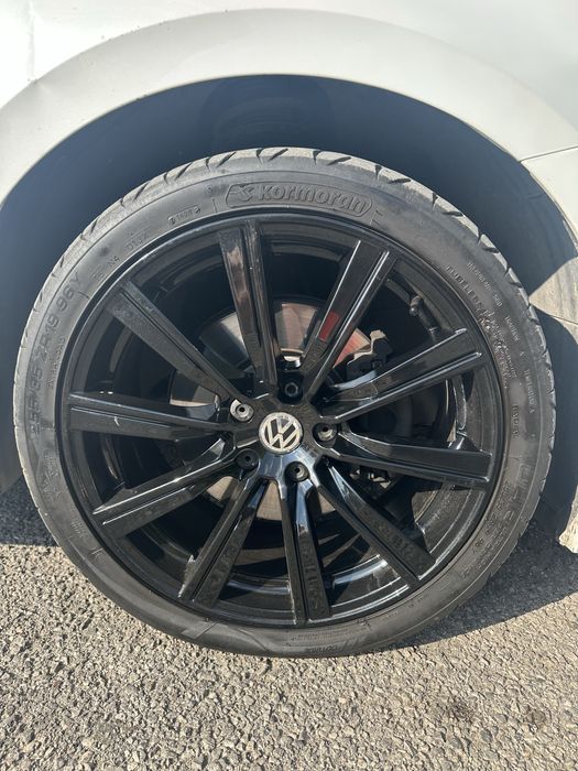 Продавам джанти с гуми 19-ки 5х112 57.1 джантите са от passat B8 чисто нови карани са няколко дни без нито една драскотина