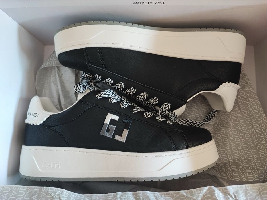 Обувки Gaudi нови