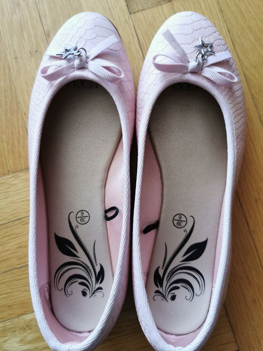 Нови розови леки обувки