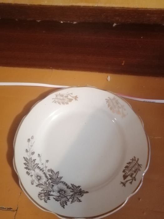 Продам тарелки разные.