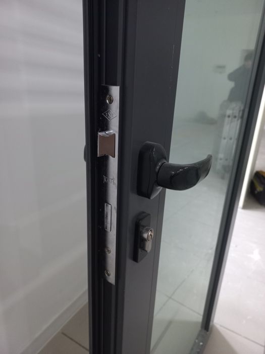 Стеклянная дверь