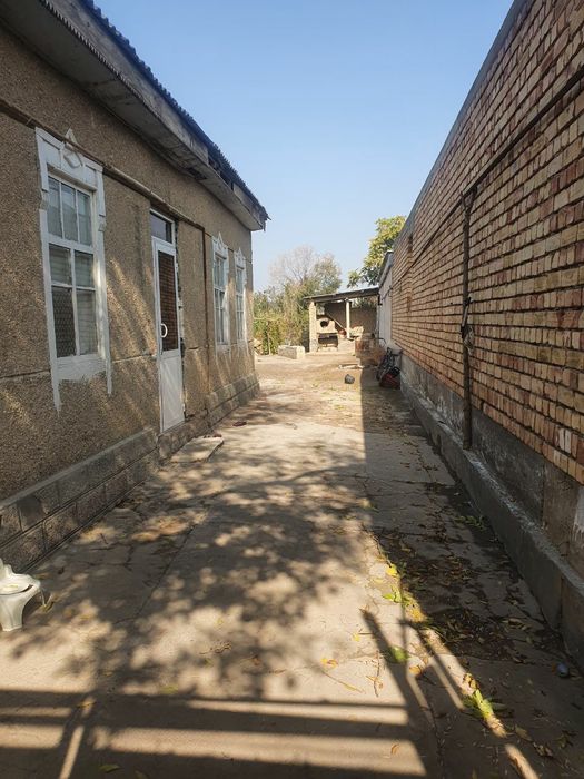 Gulisron shahar Do'slik qorgonida soliyev kochasida 9 sotix  5 xona uy