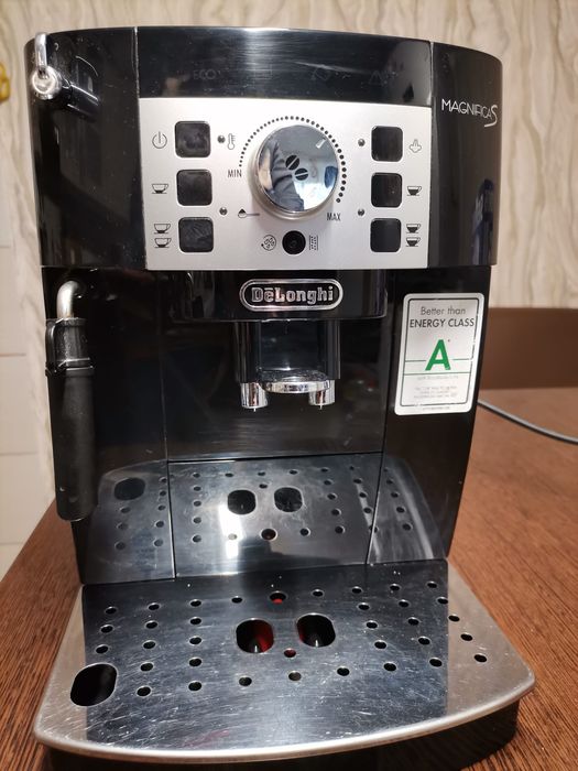 Vând expresor de cafea DeLonghi magnifica S
