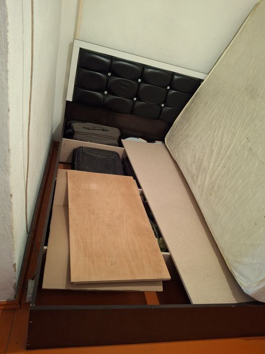 Шкаф и спальная кровать