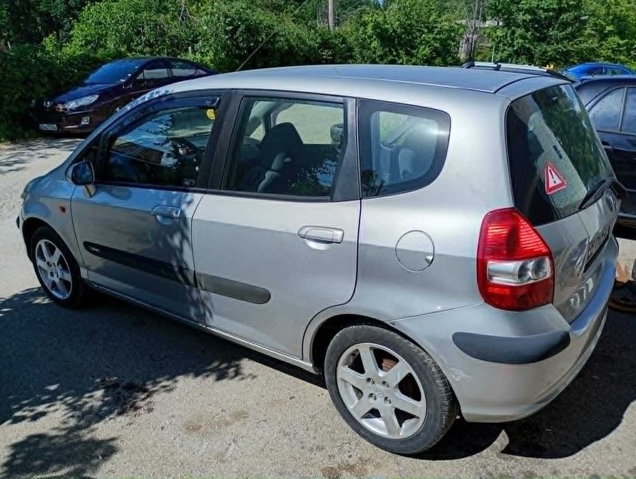 Honda Jazz; 2003 г; 261 000 км;Документално изрядна. Задължително прехвърляне! 2500 евро.