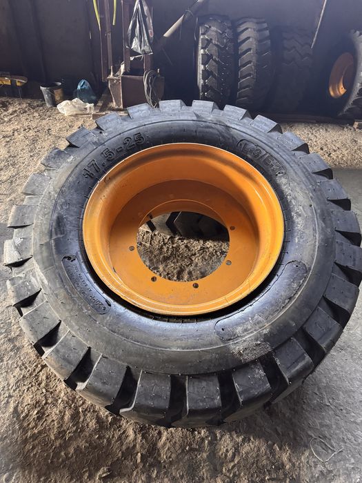 Покрышки с диском на спецтехнику