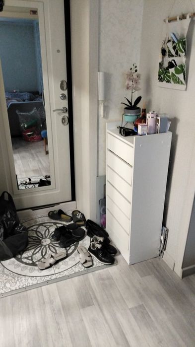 Продам 1 комн квар. 9-17,  1. этаж.