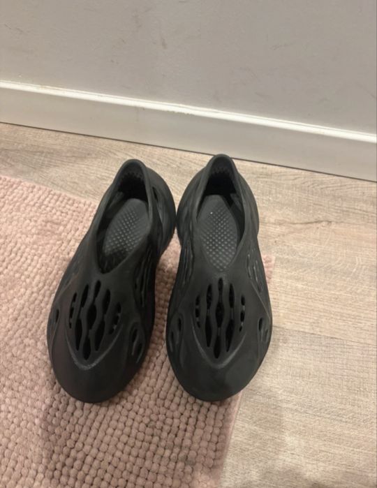 Addidas Foam runners