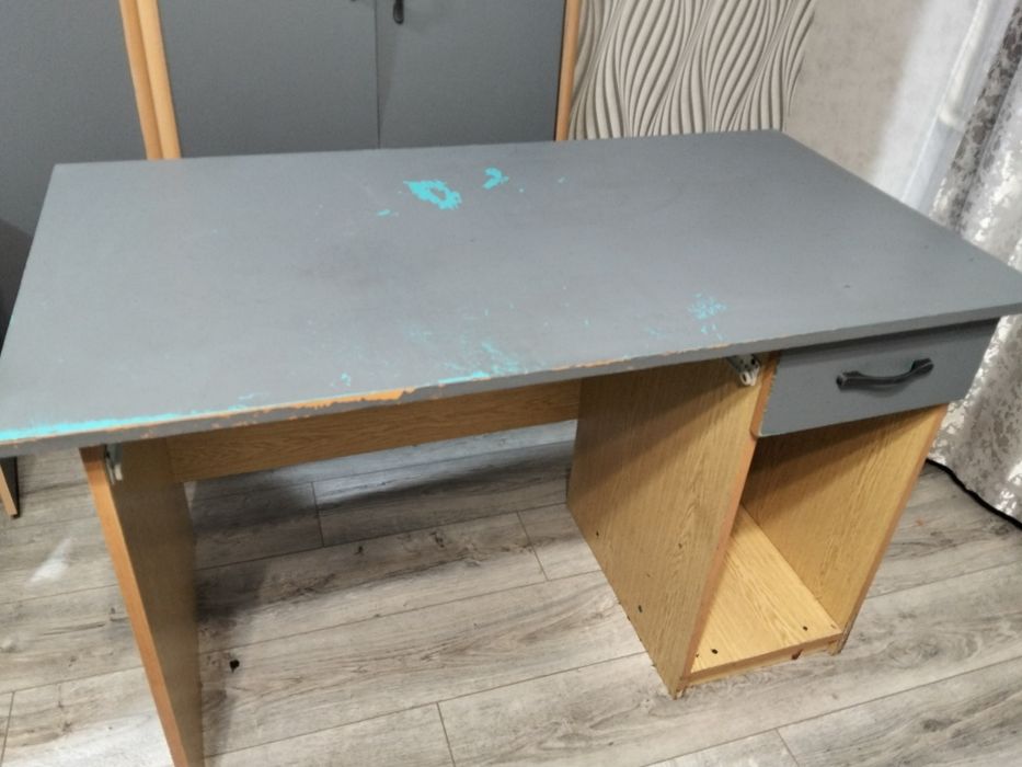 Продаем шкаф и стол б/у