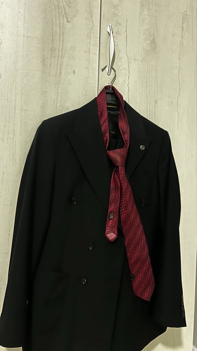 Қара костюм жақсы  бір екі рет киілді ..