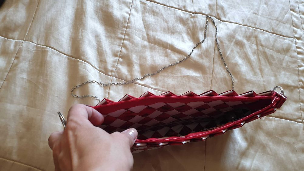 geanta plic ocazii hand made, impletita, alb cu rosu si lant