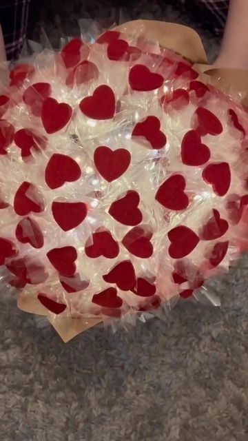 Светещ букет от сърца