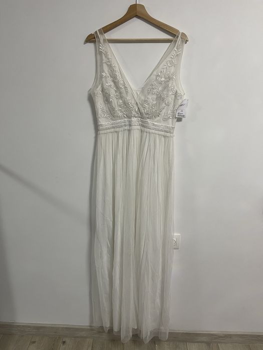 Бяла рокля.    .       .         .