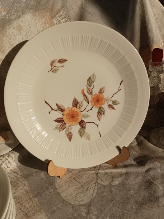 Продава се порцелан о-в комплект чинии + чаши за кафе