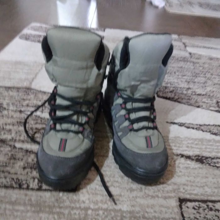 Bocanci purtați foarte putin,nr 38