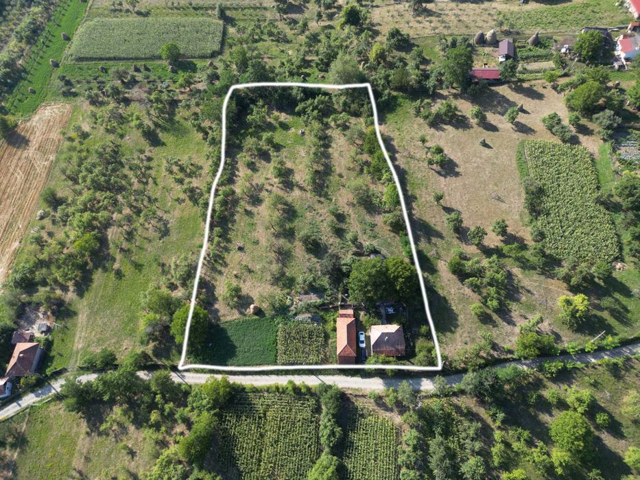 Casa batraneasca cu Anexe și Teren 6894 m2