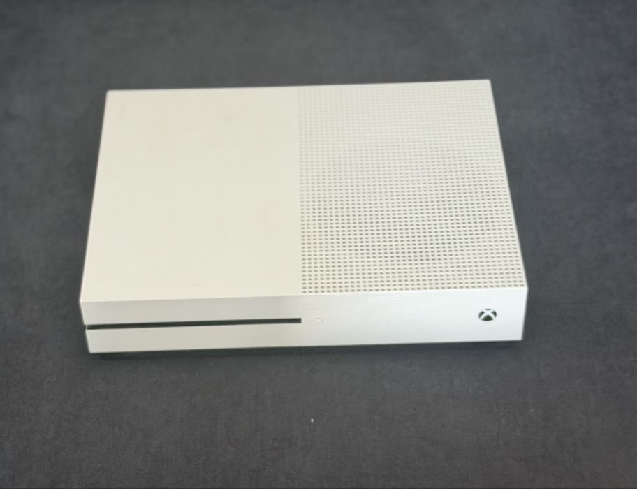Xbox One S + toate cablurile – stare bună – fără controller