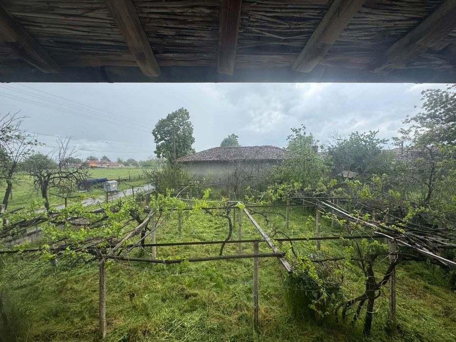 Продавам къща с голям двор