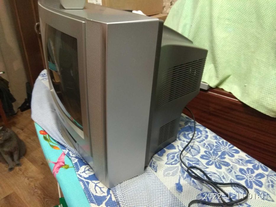 Продам телевизор маленький удобно для дачи