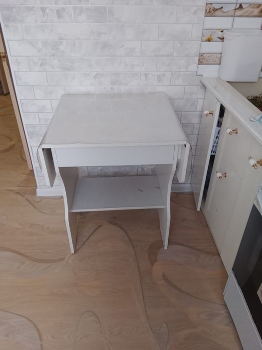 Продам кухонный стол