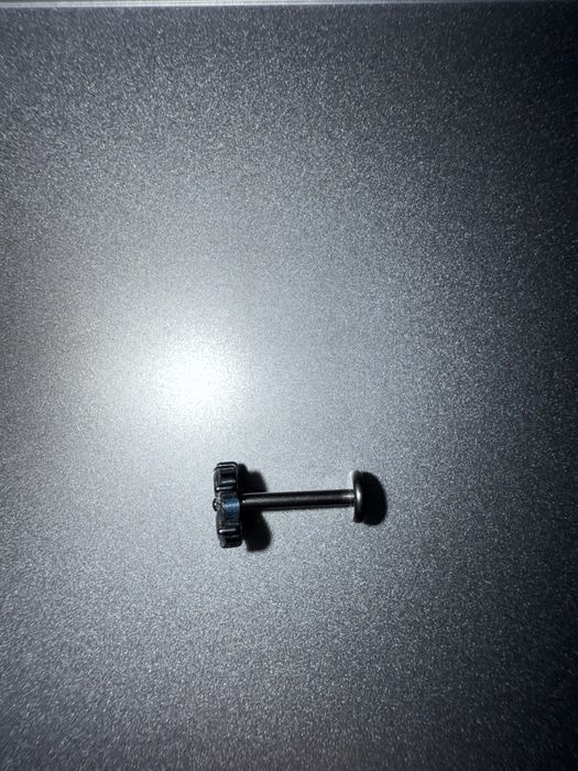 Продается лабрет для пирсинга. Длина 7 мм