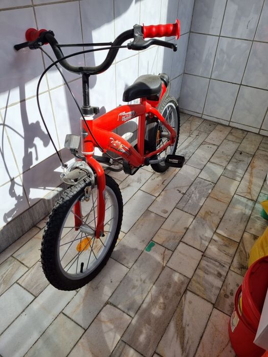 Vând bicicleta copii Disney cars 16 inch