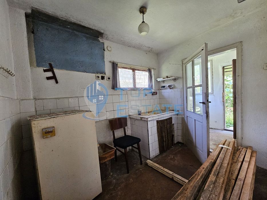 Едноетажна тухлена къща в близост до центъра на гр. Дряново