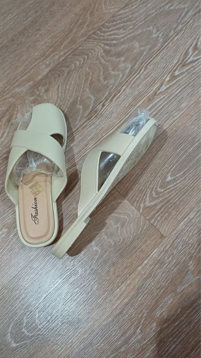 Продам кеды и шлепки