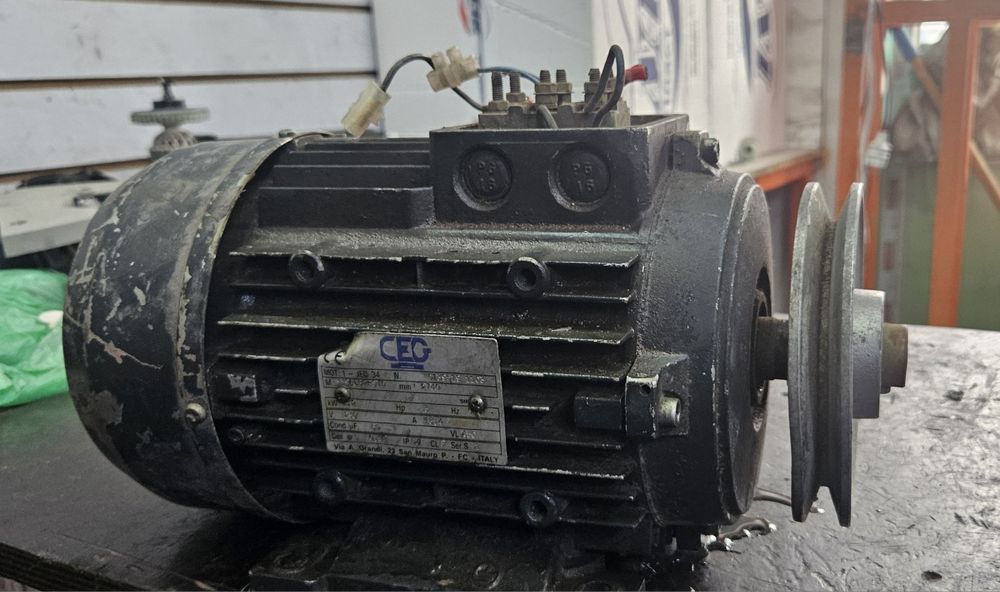 Продам электро двигатель б/у