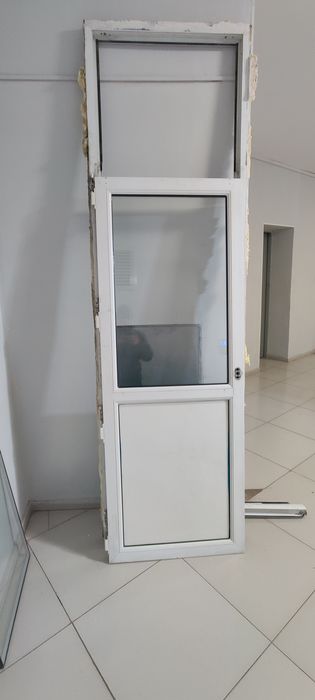 Пластиковая дверь со стеклом