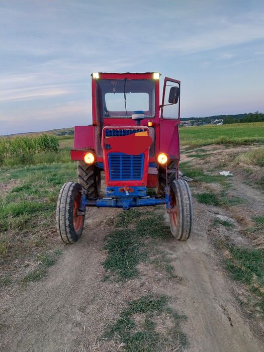 Vând Tractor U650.
Stare foarte bună de funcționare. 
Nu necesita inve
